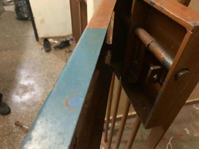 Grupo arromba porta de delegacia, destr&oacute;i cadeado e resgata preso 