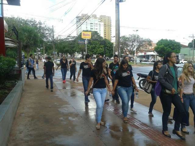 Igreja re&uacute;ne mil jovens no Centro para espalhar mensagens de paz