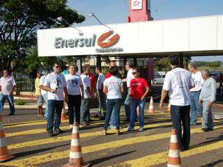 Funcionários da Enersul durante paralisação (Foto: Simão Nogueira)