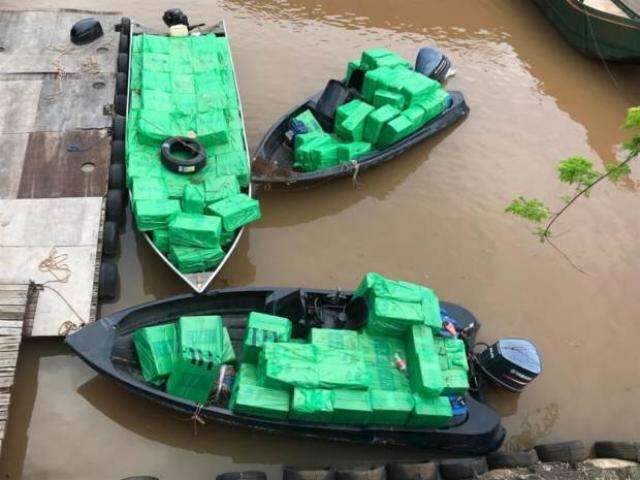 PF apreende contrabando de cigarros em barcos na divisa com MS