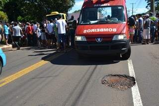Motorista do Pálio foi desviar de buraco no asfalto. (Foto: Simão Nogueira)