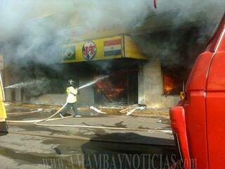 Combate ao fogo contou com voluntários e militares do Brasil e do Paraguai (Foto: Amambay Notícias)