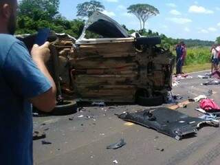 Destroços do acidente podem ser vistos espalhados pela pista no km 146 da BR-163 (Foto: Direto das Ruas)