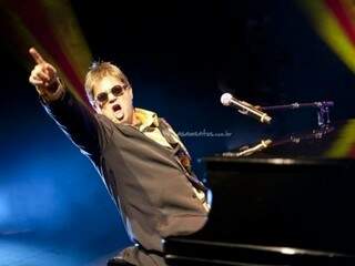 Elton John Cover abre a programação, no cover feito por Rogério Martins.
