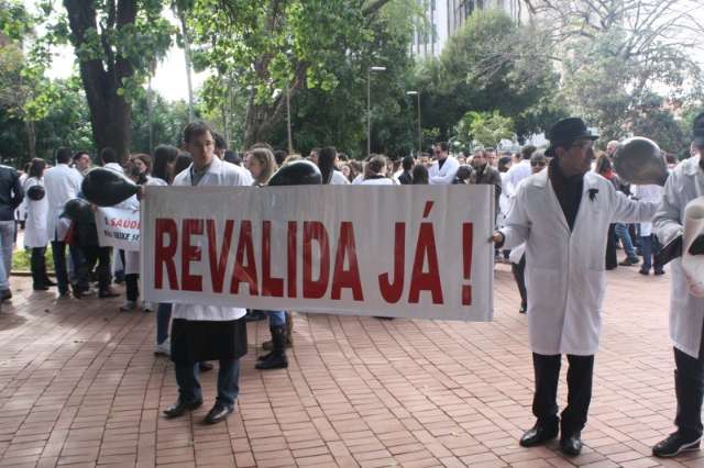 Protesto de m&eacute;dicos suspende atendimento na rede p&uacute;blica e privada