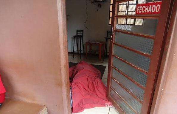 Cabeleireiro &eacute; morto com quatro tiros ap&oacute;s cortar cabelo de cliente em Dourados