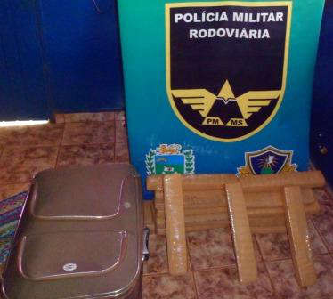  Pol&iacute;cia encontra 32 kg de maconha em duas malas na MS-156