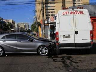 Mercedes A200 atingiu ambulância em cruzamento no Centro (Foto: Marina Pacheco)