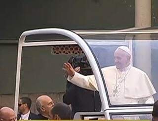 Papa Francisco foi de papamóvel até o Palácio Guanabara (Foto: CNBB)