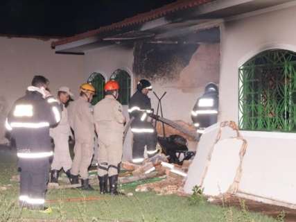 Incêndio que derrubou muro de casa começou em modem superaquecido  