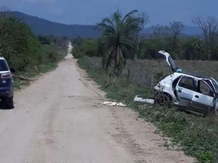 Trio foge após capotar veículo roubado próximo da fronteira com o Paraguai 