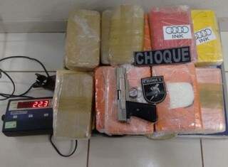 Cocaína seria deixada na Capita. Suspeitas receberiam R$ 10 mil. (Foto: Divulgação/Choque)