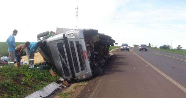  Carreta carregada com 37 toneladas de soja tomba em Jaraguari
