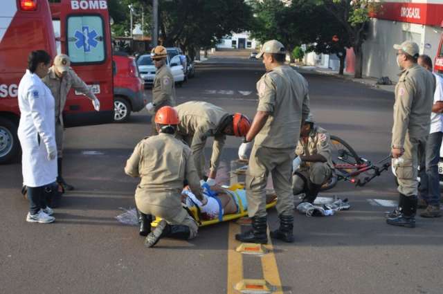 Ciclista fica gravemente ferido ap&oacute;s ser atingido por carro no Centro