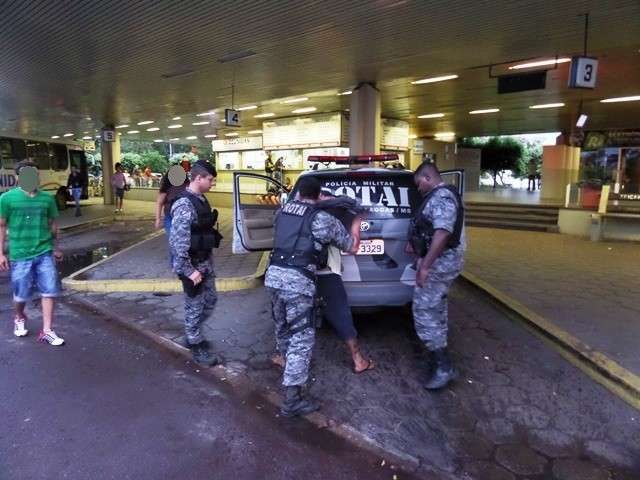 Assaltante volta ao local do crime e &eacute; agredido ap&oacute;s ser apontado pela v&iacute;tima