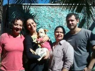 Kassanra, Bárbara segurando Magrelo, um dos cachorrinhos resgatados pelo grupo, Ana Paula e Igor. (Foto: Karol Orro)