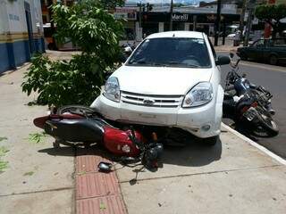 Ford Ka subiu na calçada e bateu em motocicletas. (Foto: Kleber Clajus)