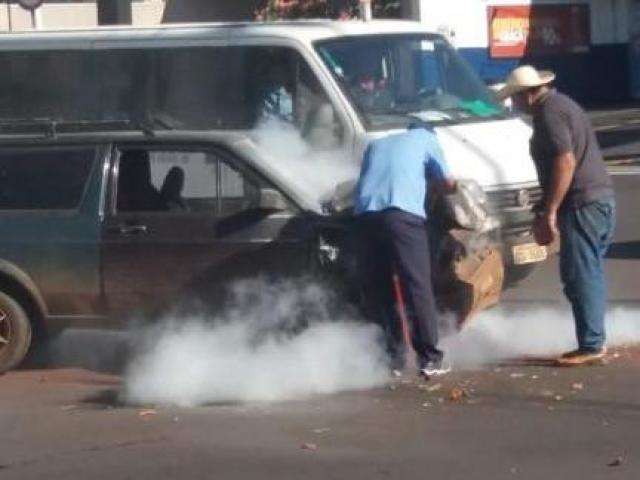 Motor de carro pega fogo ap&oacute;s colis&atilde;o na Avenida Mato Grosso 