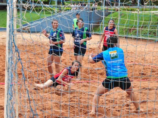  Circuito de Handebol de areia re&uacute;ne 12 times no R&aacute;dio Clube Campo