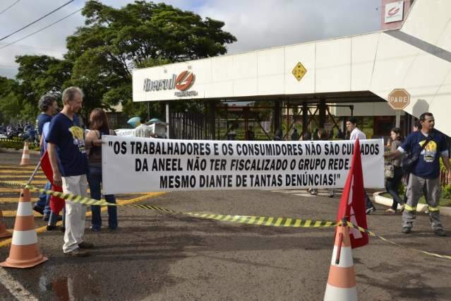 Funcion&aacute;rios da Enersul fecham empresa em protesto por reajuste 
