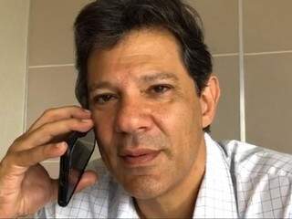 Fernando Haddad durante entrevista por telefone à rádio Globo. (Foto: Reprodução/Facebook).
