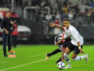 Jogador do Corinthians Pedrinho em lance nesta noite (Foto: Marcos Ribolli)