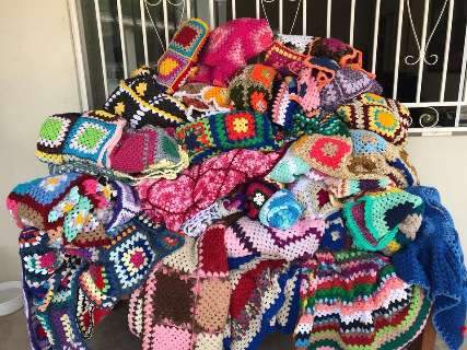 Mulheres fazem colchas de crochê e tricô para doar, mas precisam de apoio