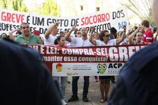 Protesto dos professores tem faixas, cartazes e &quot;apitaços&quot;, categoria quer reajuste de 13% (Foto: Marcos Ermínio)