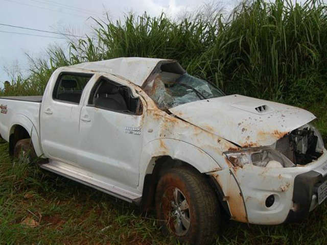  Caminhonete conduzida por adolescente capota e tr&ecirc;s ficam feridos em Chapad&atilde;o