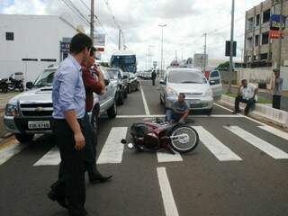 Mesmo com visível acidente, condutor de caminhonete tenta avançar faixa. (Foto: Francisco Ribeiro)