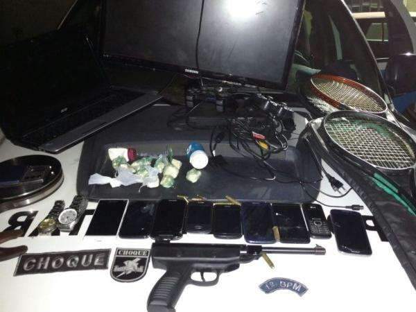 Ap&oacute;s amea&ccedil;ar usu&aacute;rio, traficante &eacute; preso com droga e v&aacute;rios objetos furtados