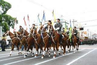 Cerca de 300 militares do Exército participaram do desfile (Foto: Marcos Ermínio)