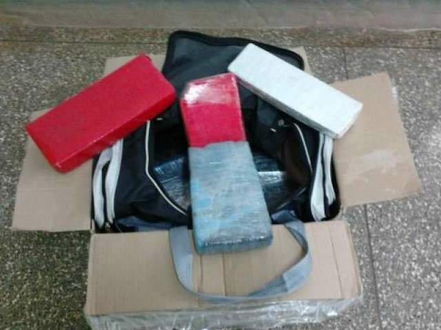  Pol&iacute;cia apreende 13 tabletes de maconha em &ocirc;nibus e n&atilde;o identifica dono da droga