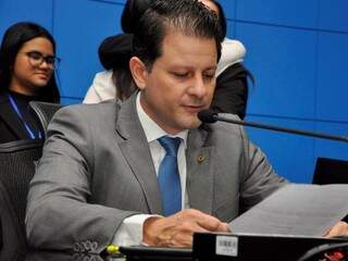Deputado Renato Câmara, do MDB, lê documento na Assembleia Legislativa de MS. (Foto: Luciana Nassar)