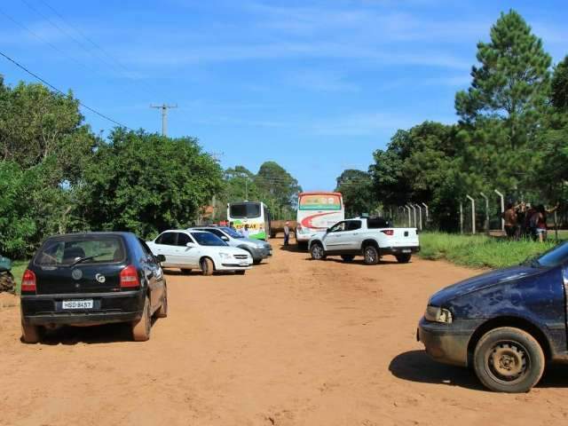 Moradores bloqueiam rua em protesto por obras no Ch&aacute;cara das Mans&otilde;es