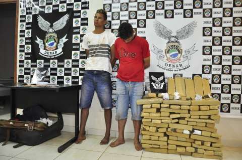 Polícia prende dois homens com 143 tabletes de maconha no bairro Jardim Columbia