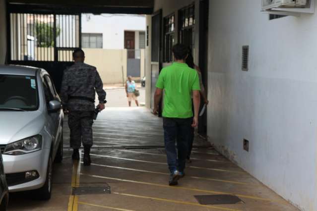 Adolescentes furtam carro e, embriagados, batem em ve&iacute;culo de PM na Afonso Pena