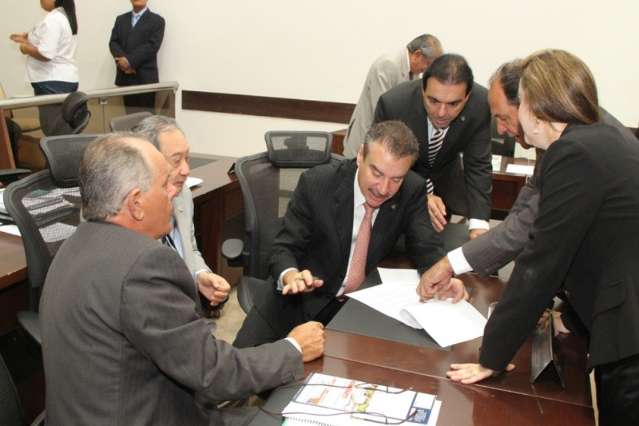 Deputados discutem forma&ccedil;&atilde;o de bloco para reduzir poder do PMDB 