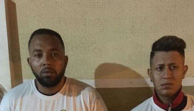 Dois s&atilde;o presos por tr&aacute;fico transportando maconha e skunk em Onix