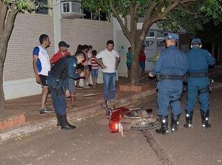 Ao tentar fugir, motorista arrastou moto da vítima e derrubou outra, que estava estacionada (Foto: Jornal O Pantaneiro)