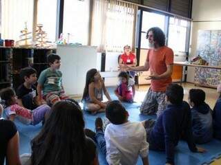As crianças podem participar da contação de história com Ciro Ferreira (Foto: Ricardo Gomes)