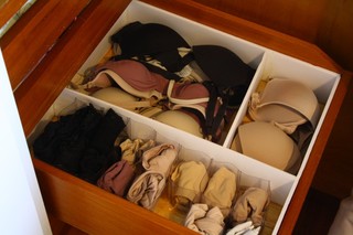 Divisórias de gavetas são uma opção para organizar roupas íntimas. 