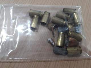 A Polícia Civil esteve no local e recolheu nove cápsulas de calibre 9mm. (Foto: Rio Brilhante em Tempo Real) 