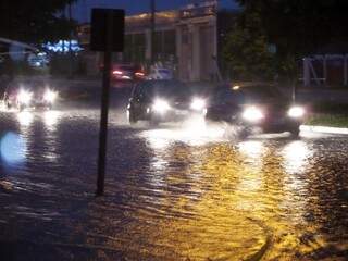 Motoristas que precisavam chegar em suas casas após mais um dia trabalho foram surpreendidos pela forte chuva que deixou o trânsito caótico em grande parte da cidade. (Foto: Site TL Notícias)