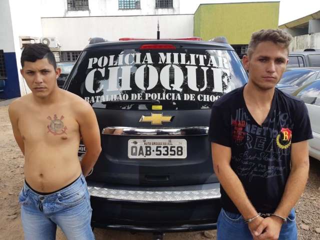  Homens suspeitos de usar carro para roubar v&iacute;timas s&atilde;o presos 