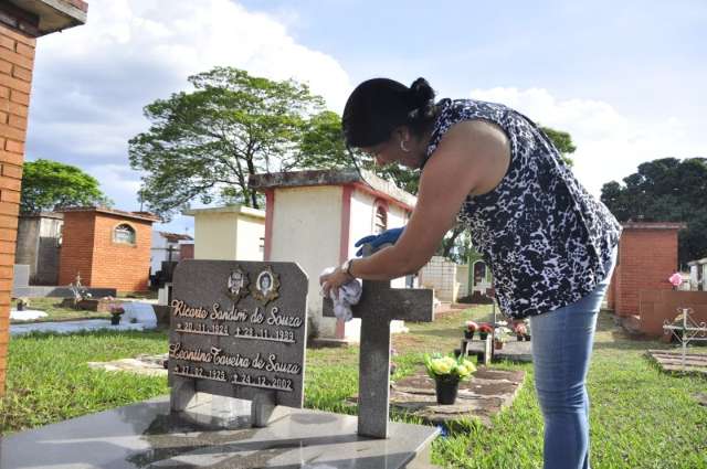 Por uma renda extra ou saudade, movimento cresce nos cemit&eacute;rios