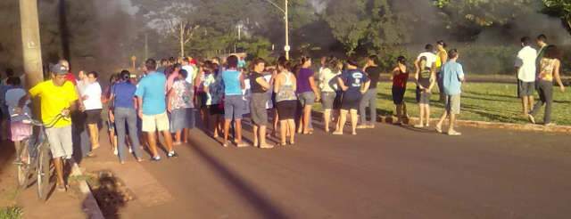  Moradores queimam pneus, interditam avenida Guaicurus e reclamam por asfalto 