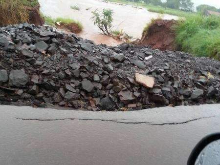 Represa estoura, &quot;leva&quot; quatro pontes e aumenta eros&atilde;o em rodovia 