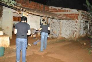 A vítima morreu na varanda da casa, onde morava com a família. (Foto:  Foto: Osvaldo Duarte/DouradosNews) 