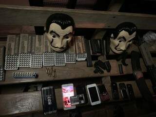 Policiais encontraram pistolas, fuzil e até máscaras de personagens da série “La Casa de Papel”. (Foto: Cândido Figueiredo/ReproduçãoABCCollor)  